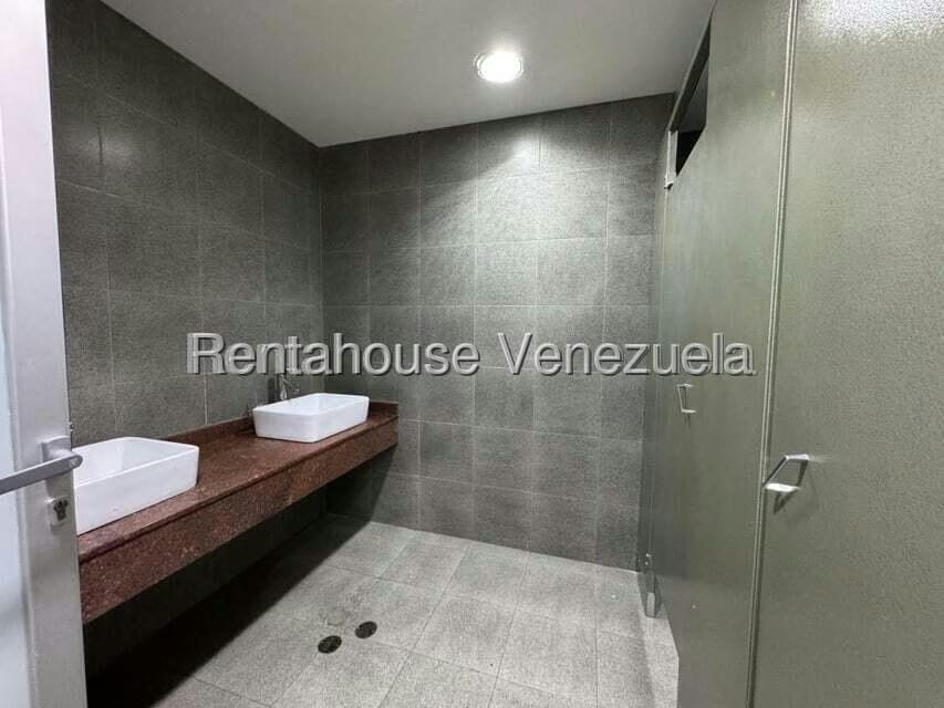 Comercial (Oficina) en Alquiler en Los Dos Caminos, Distrito Metropolitano - 24