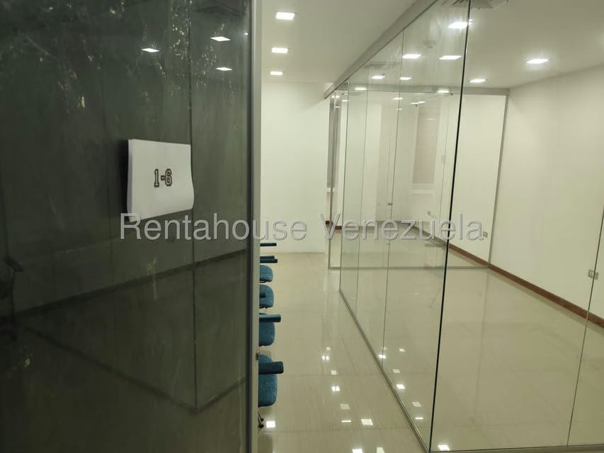 Comercial (Oficina) en Alquiler en Los Dos Caminos, Distrito Metropolitano - 4