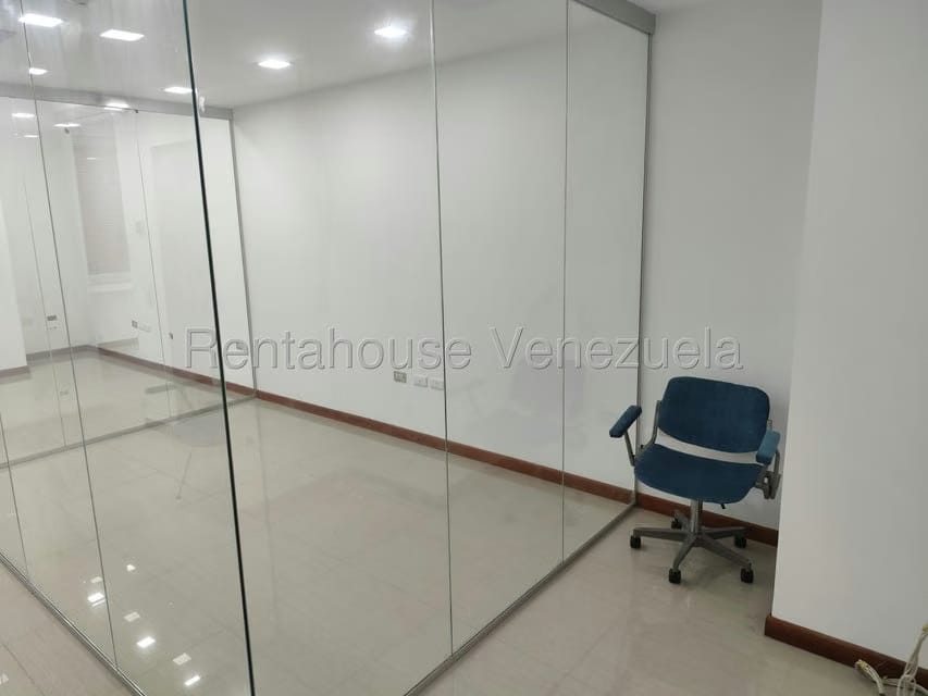 Comercial (Oficina) en Alquiler en Los Dos Caminos, Distrito Metropolitano - 5