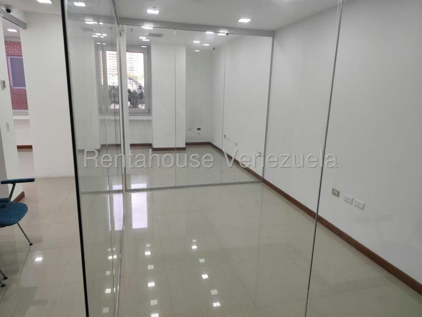 Comercial (Oficina) en Alquiler en Los Dos Caminos, Distrito Metropolitano - 6