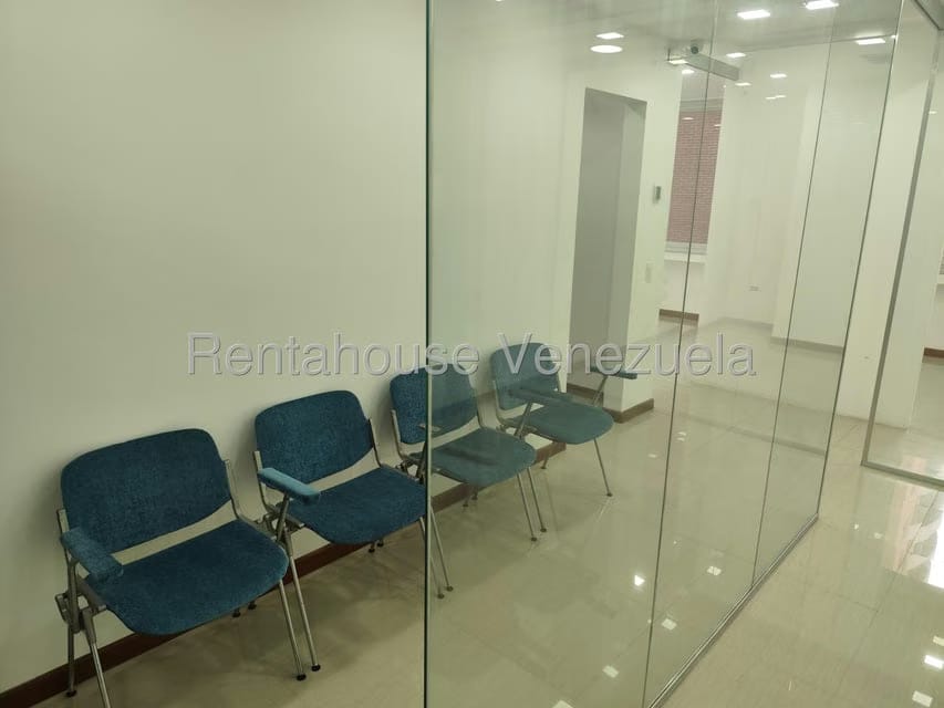 Comercial (Oficina) en Alquiler en Los Dos Caminos, Distrito Metropolitano - 7