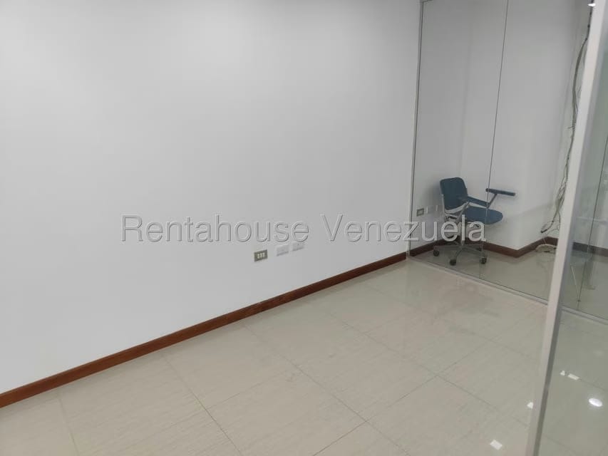 Comercial (Oficina) en Alquiler en Los Dos Caminos, Distrito Metropolitano - 9