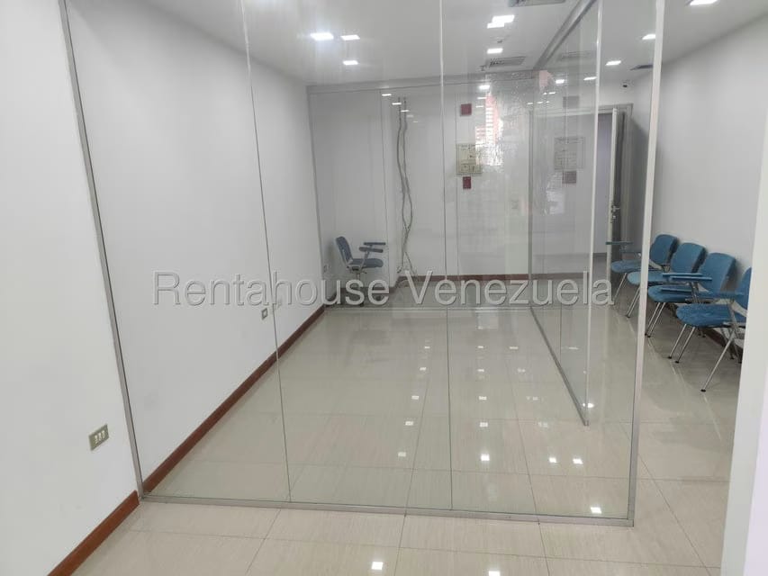 Comercial (Oficina) en Alquiler en Los Dos Caminos, Distrito Metropolitano - 10