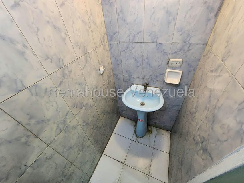 Comercial (Local Comercial) en Alquiler en Los Chaguaramos, Distrito Metropolitano - 11