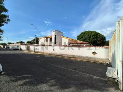 En Venta CasaQuinta doble altura de amplios espacios con iluminacion natural - 2