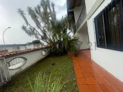 En venta Casa para remodelar en Monte Alto. Baruta - 5