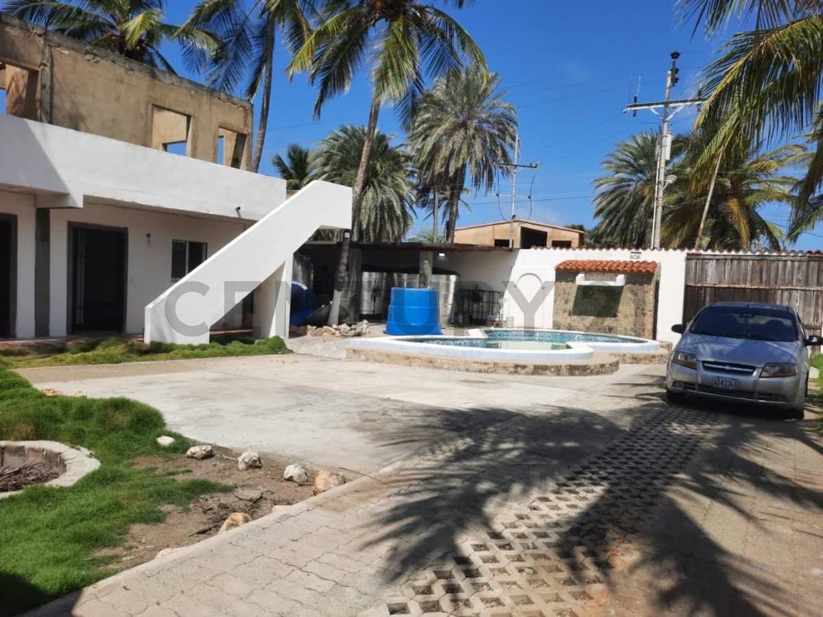 Venta de Casa Vacacional en Chichiriviche - 2