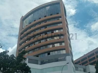 Amplias Oficinas en edficio con moderno diseño arquitectónico