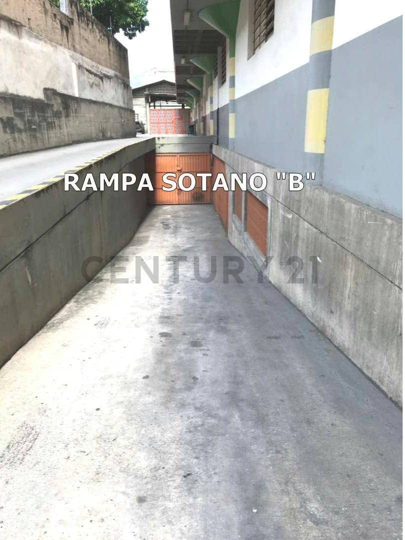 Alquiler de Excelente local industrial La Yaguara, Av. Ppl. Antimano - 12