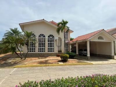 Venta de Lujosa Residencia en urbanizacion exclusiva.