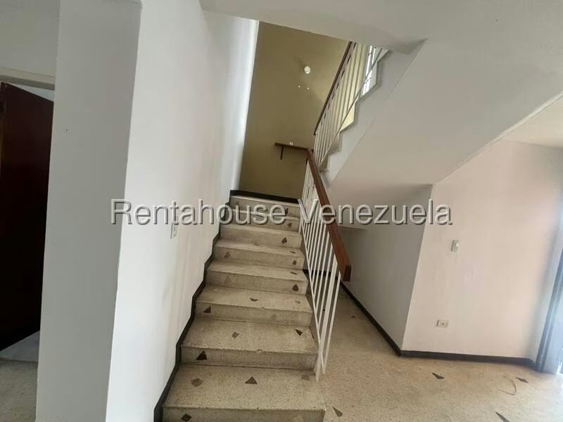 Casa (Duplex) en Alquiler en La Trinidad, Distrito Metropolitano - 3