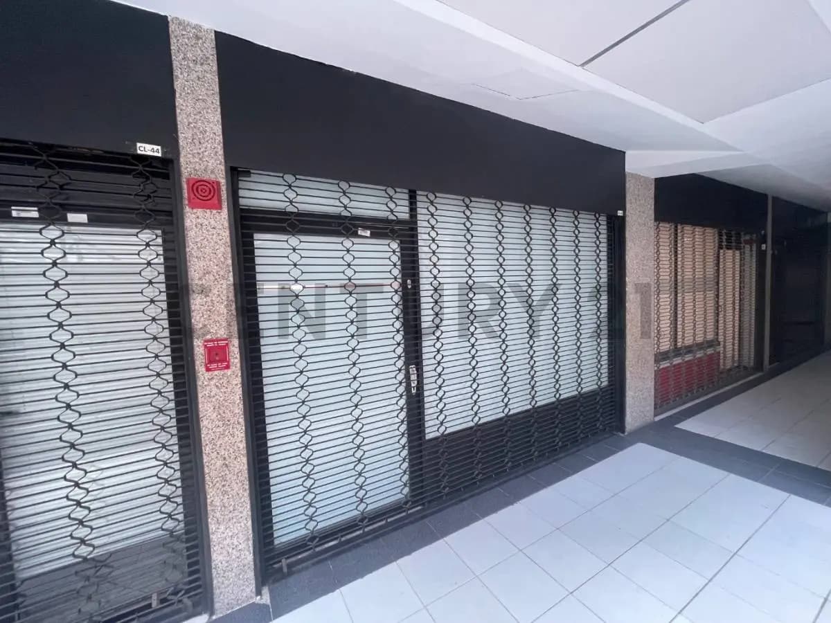 Local de 27.35 mts2 en alquiler en el CC El Refugio. - 5