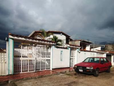 CASA QUINTA DENTRO DE CONJUNTO PRIVADO ZONA LATA DE LA CIUDAD