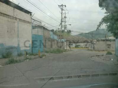 2 galpones ampliamente dividos en su espacio original se les creo 3 oficinas 2 baños y esp - 2