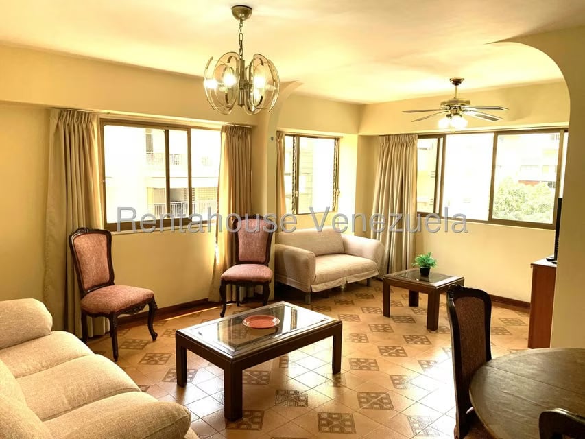 Apartamento (1 Nivel) en Alquiler en Los Palos Grandes, Distrito Metropolitano - 2
