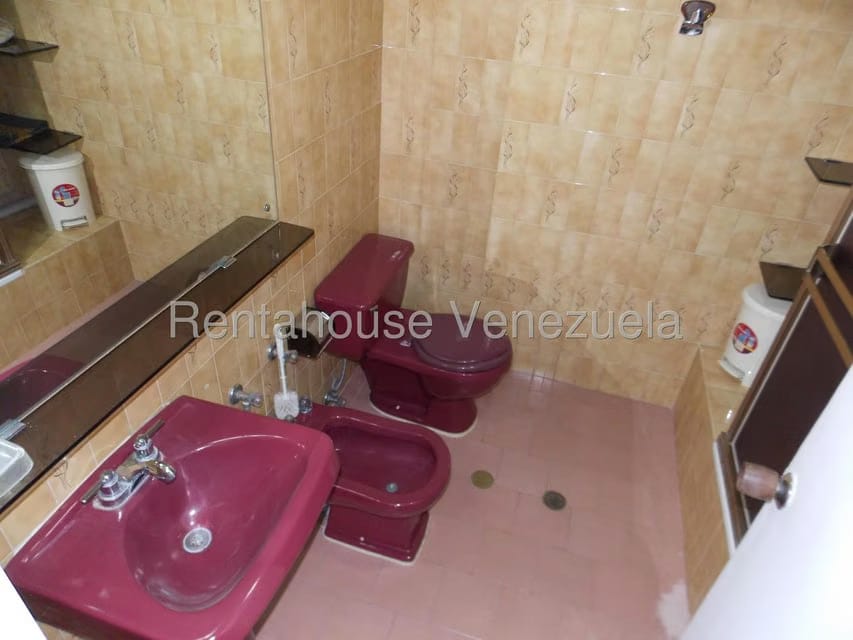 Apartamento (1 Nivel) en Alquiler en Los Palos Grandes, Distrito Metropolitano - 16