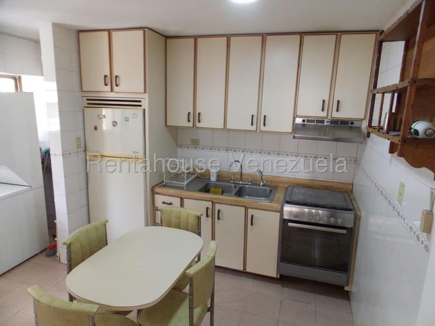 Apartamento (1 Nivel) en Alquiler en Los Palos Grandes, Distrito Metropolitano - 20