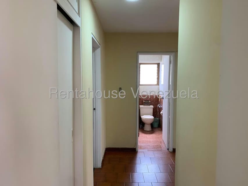 Apartamento (1 Nivel) en Alquiler en Los Palos Grandes, Distrito Metropolitano - 21