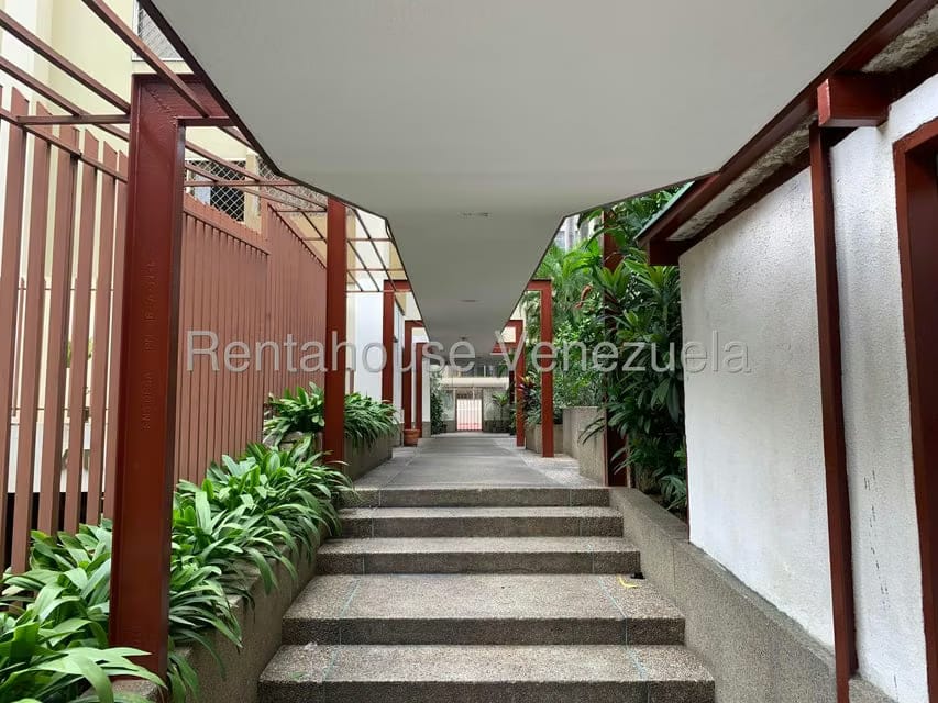 Apartamento (1 Nivel) en Alquiler en Los Palos Grandes, Distrito Metropolitano - 26