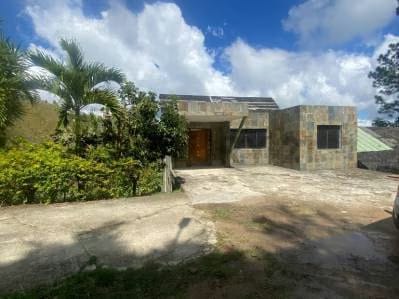 Se vende Terreno en Caicaguana, El Hatillo con Casa quinta en obra gris