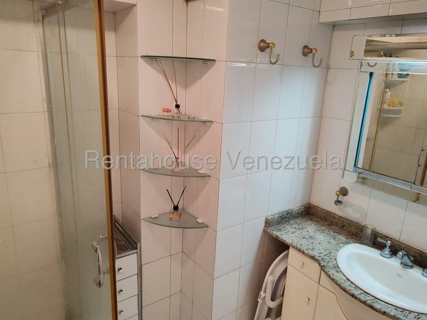 Apartamento (1 Nivel) en Alquiler en Los Palos Grandes, Distrito Metropolitano - 7