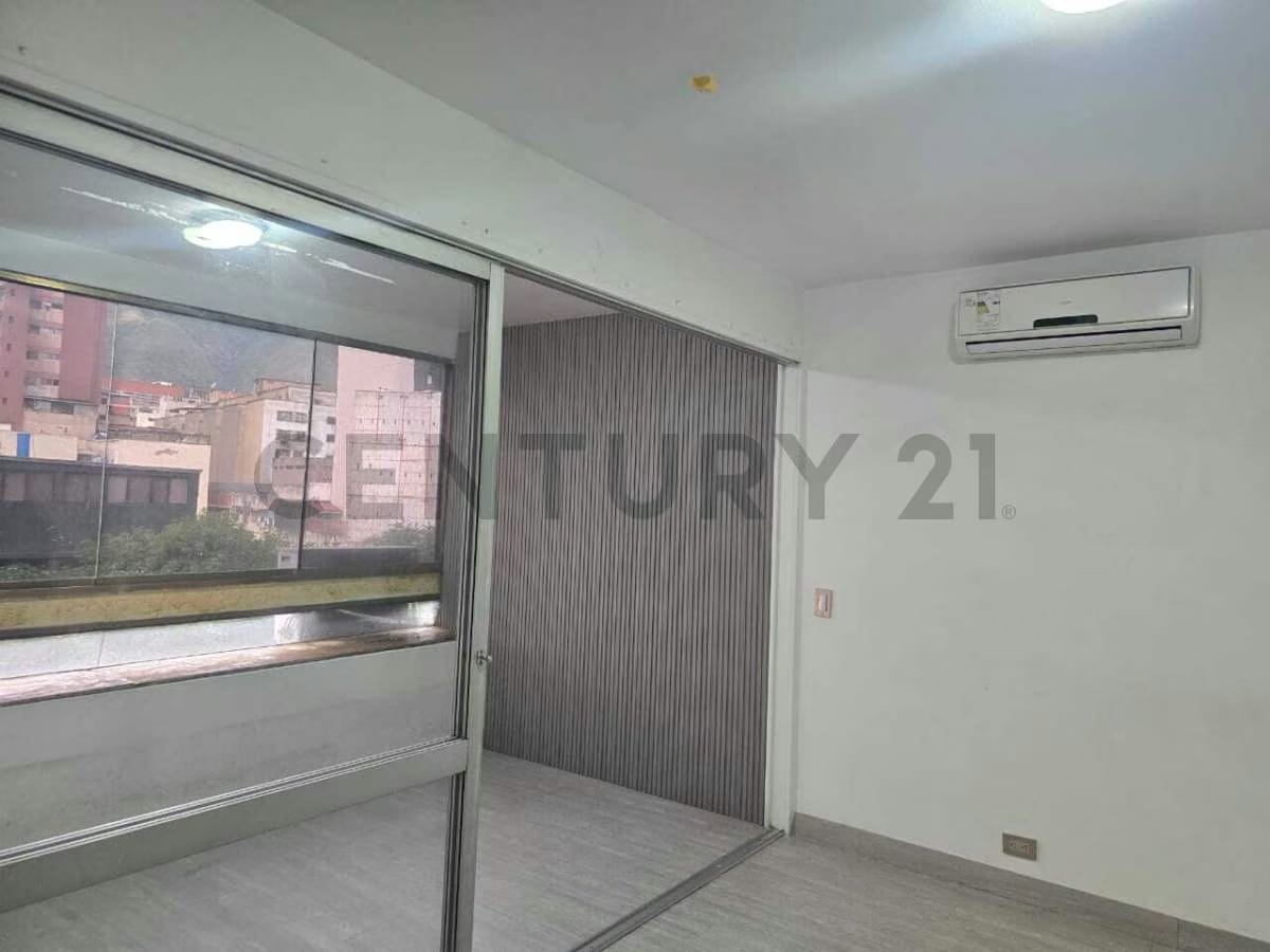 EN ALQUILER OFICINA O DEPOSITO EN CHACAO. PISO BAJO