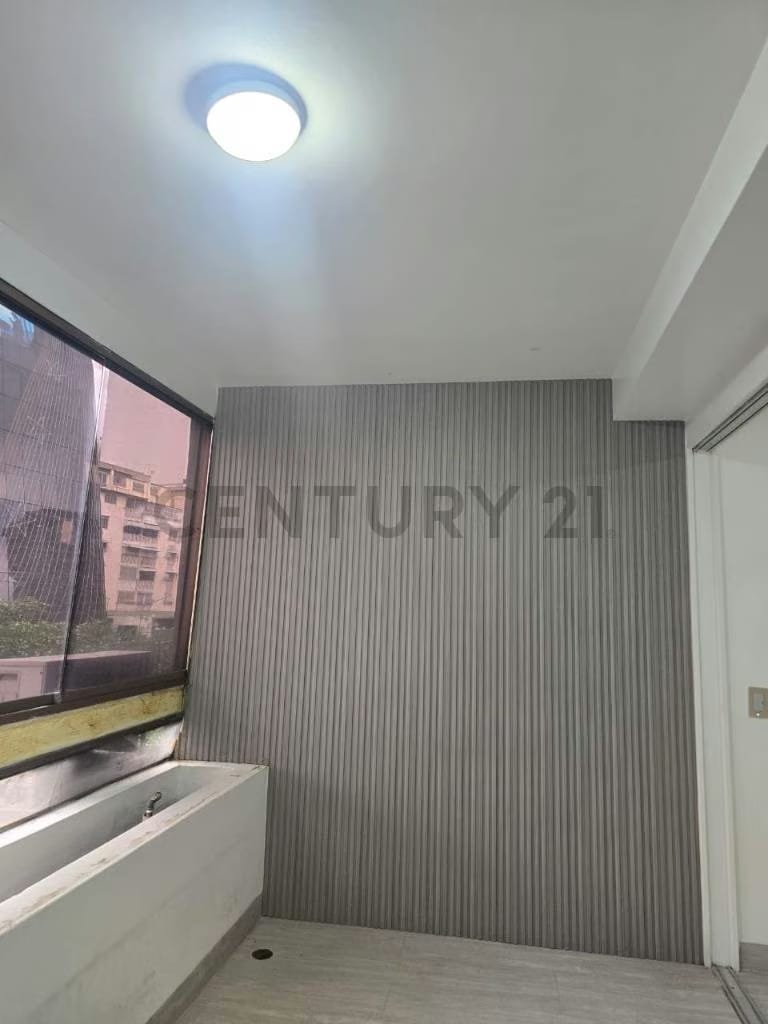 EN ALQUILER OFICINA O DEPOSITO EN CHACAO. PISO BAJO - 2