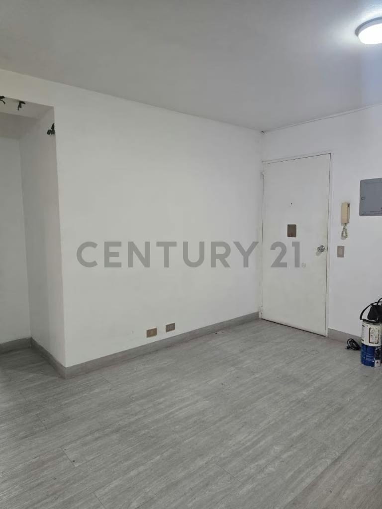 EN ALQUILER OFICINA O DEPOSITO EN CHACAO. PISO BAJO - 3