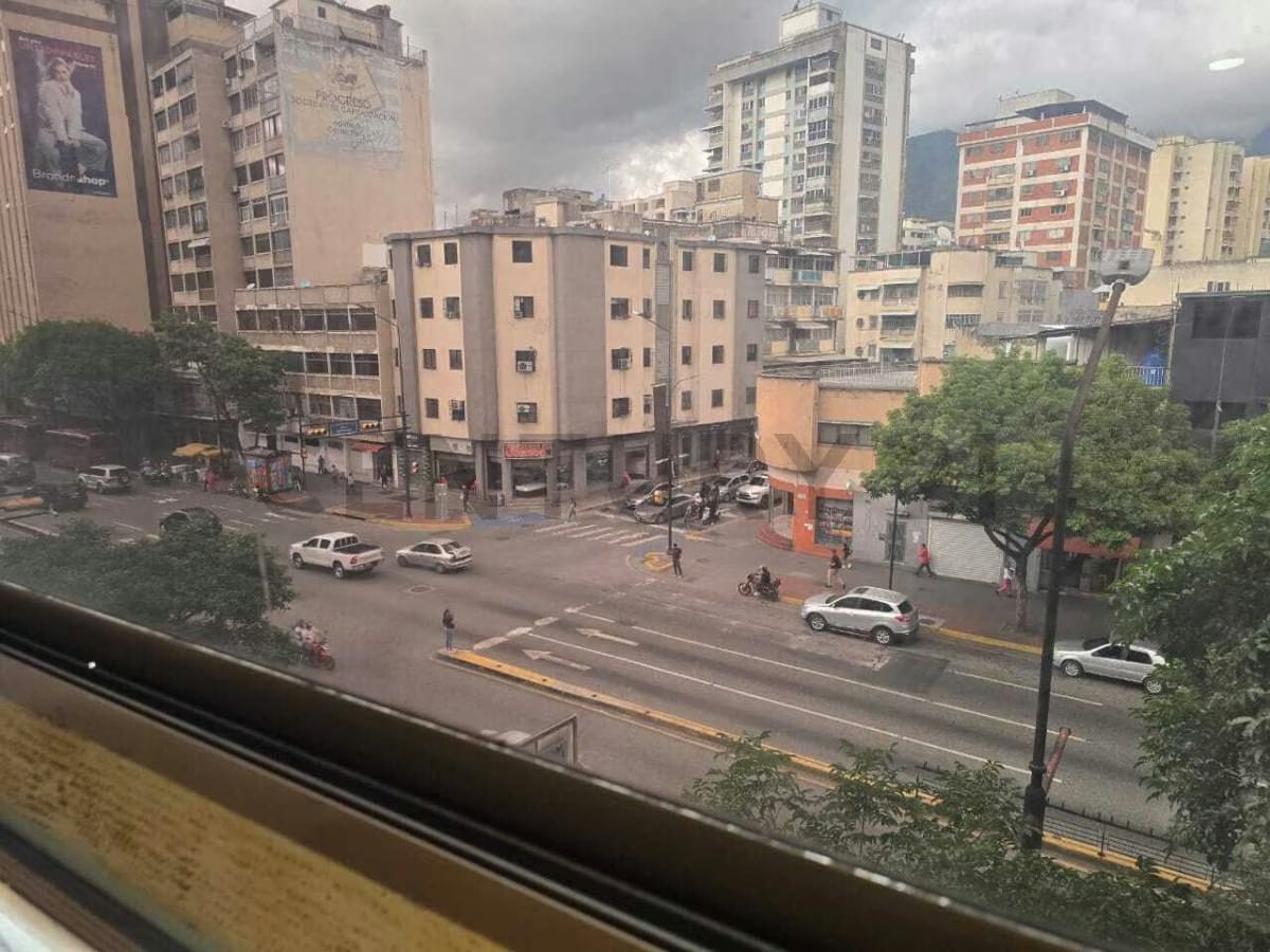 EN ALQUILER OFICINA O DEPOSITO EN CHACAO. PISO BAJO - 4