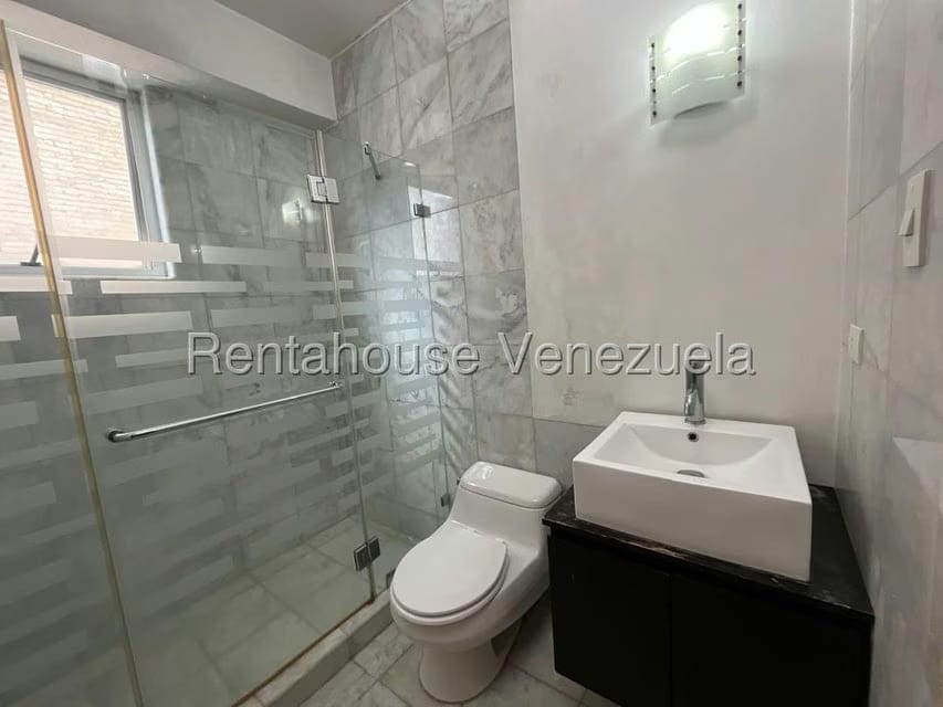 Apartamento (1 Nivel) en Alquiler en El Rosal, Distrito Metropolitano - 32