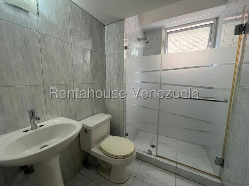 Apartamento (1 Nivel) en Alquiler en El Rosal, Distrito Metropolitano - 35