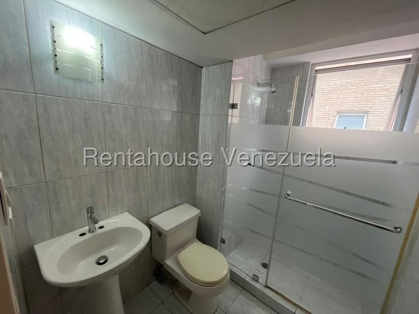 Apartamento (1 Nivel) en Alquiler en El Rosal, Distrito Metropolitano - 36