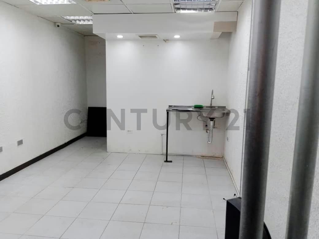 CS - VENTA DE LOCAL COMERCIAL. CENTRO COMERCIAL LA PIRÁMIDES - 2
