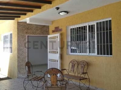 Amplia Casa En Los Robles