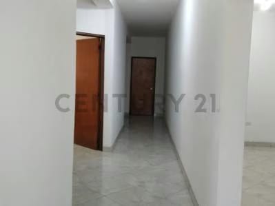 Amplia Casa En Los Robles - 9