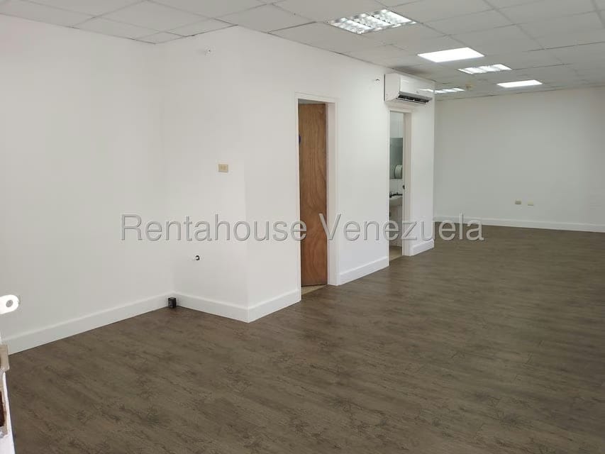 Comercial (Oficina) en Alquiler en Los Dos Caminos, Distrito Metropolitano - 12