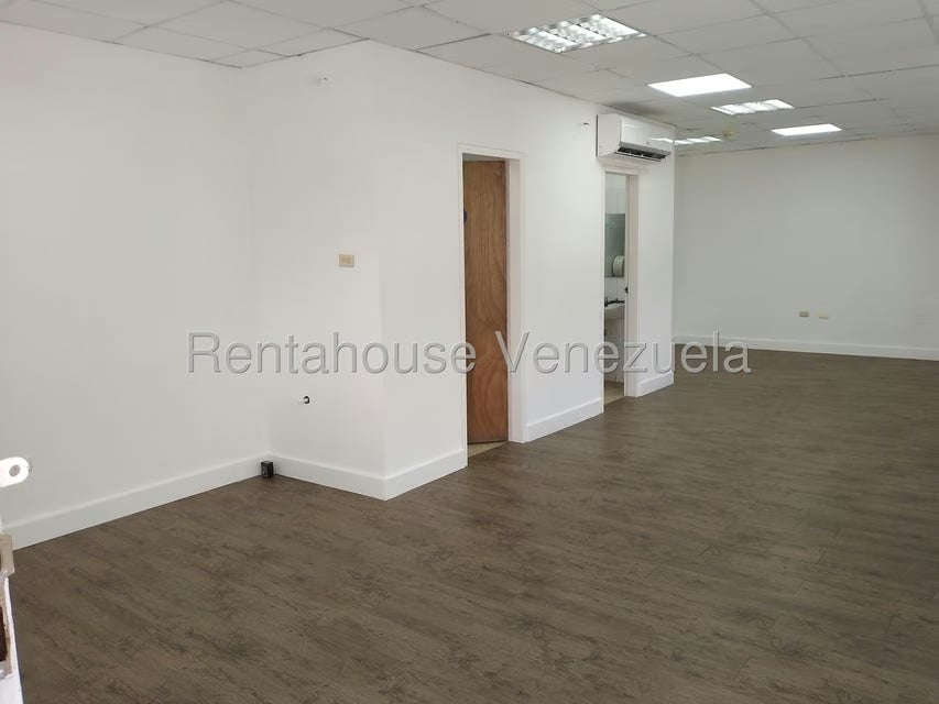 Comercial (Oficina) en Alquiler en Los Dos Caminos, Distrito Metropolitano - 12