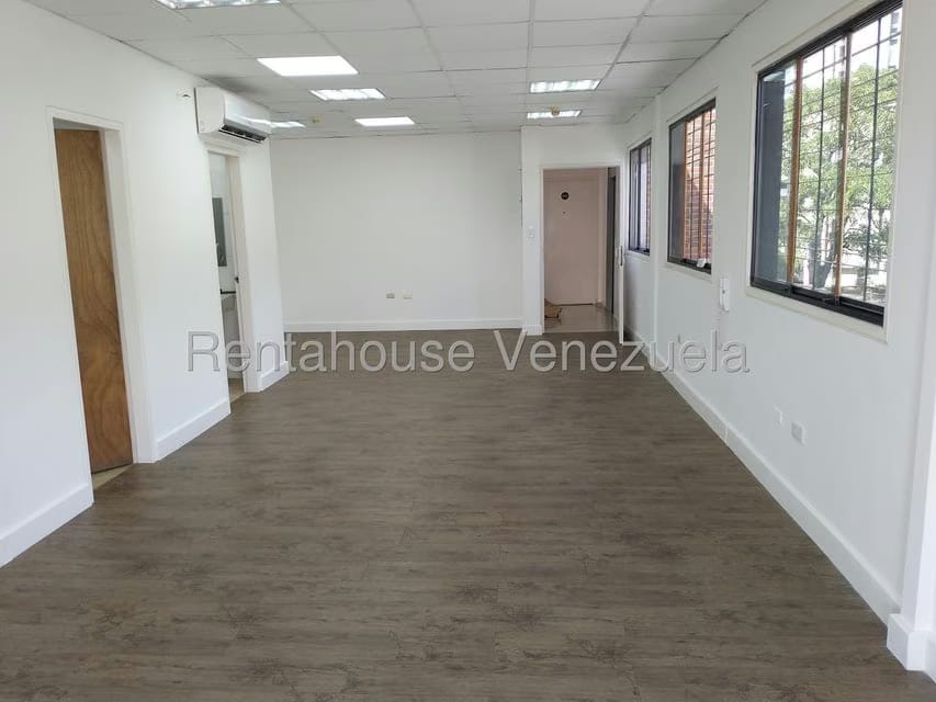 Comercial (Oficina) en Alquiler en Los Dos Caminos, Distrito Metropolitano - 13
