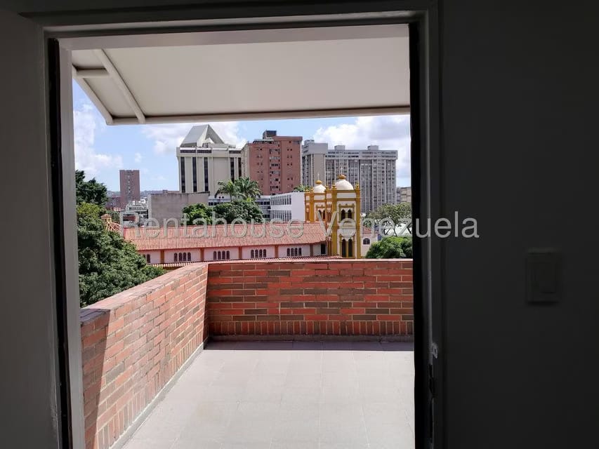 Comercial (Oficina) en Alquiler en Los Dos Caminos, Distrito Metropolitano - 18