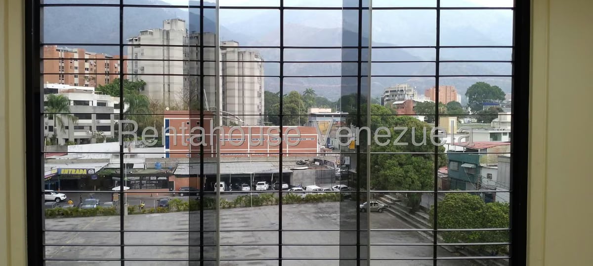 Comercial (Oficina) en Alquiler en Los Dos Caminos, Distrito Metropolitano - 19