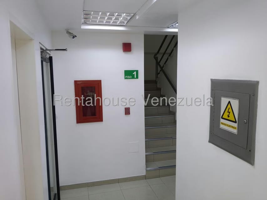 Comercial (Oficina) en Alquiler en Los Dos Caminos, Distrito Metropolitano - 24