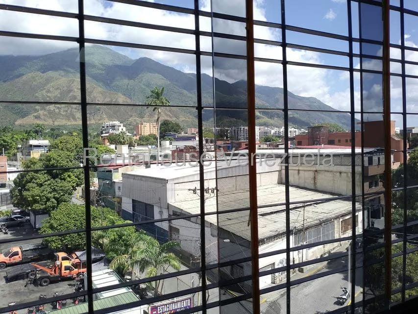 Comercial (Oficina) en Alquiler en Los Dos Caminos, Distrito Metropolitano - 25