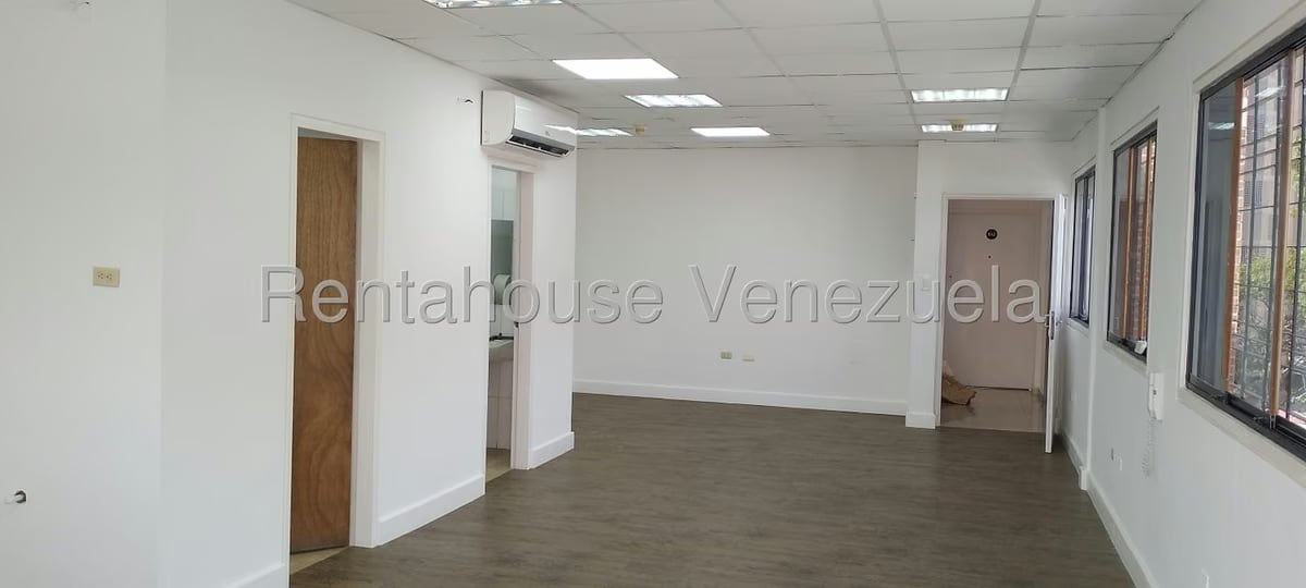 Comercial (Oficina) en Alquiler en Los Dos Caminos, Distrito Metropolitano - 4