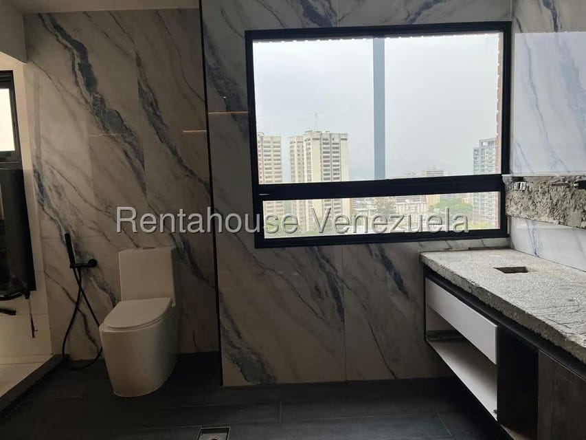 Apartamento (1 Nivel) en Venta en Los Dos Caminos, Distrito Metropolitano - 23