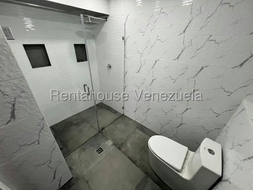 Apartamento (1 Nivel) en Venta en Los Dos Caminos, Distrito Metropolitano - 28