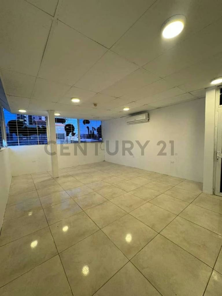 Se ofrece para la venta y alquiler locales comerciales en el C.C Patty Lecheria - 2