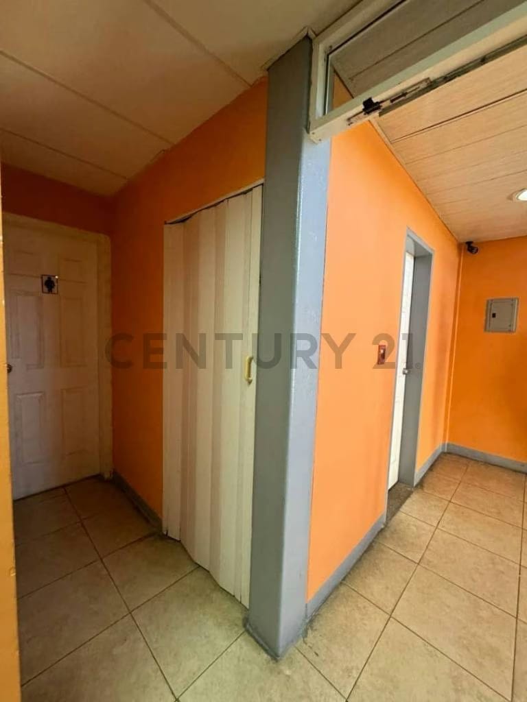 Se ofrece para la venta y alquiler locales comerciales en el C.C Patty Lecheria - 10