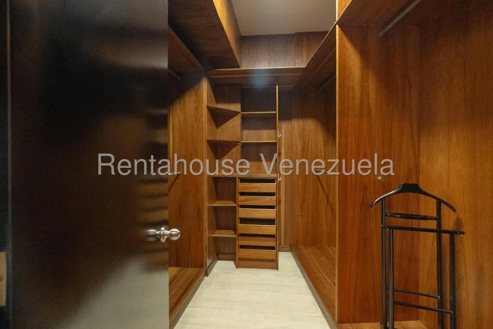 Apartamento (1 Nivel) en Alquiler en Los Chorros, Distrito Metropolitano - 17