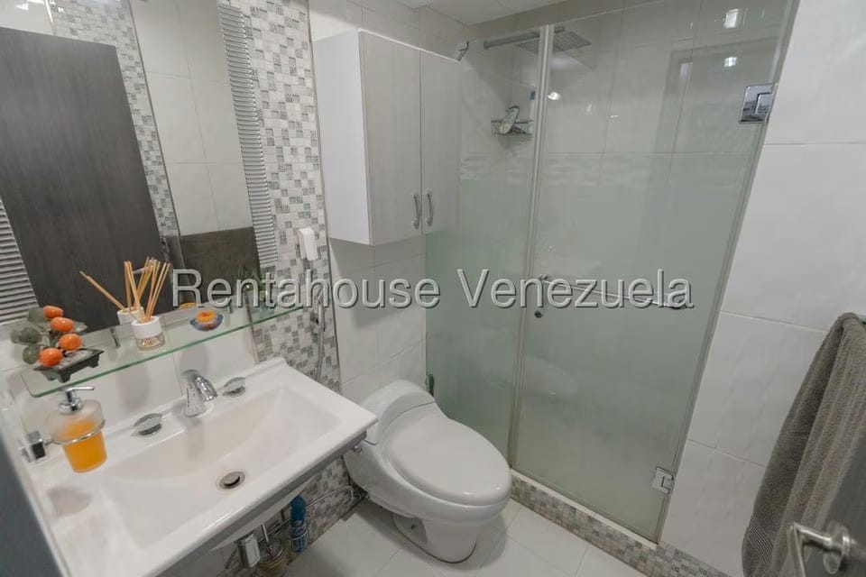 Apartamento (1 Nivel) en Venta en Colinas de Los Chaguaramos, Distrito Metropolitano - 25
