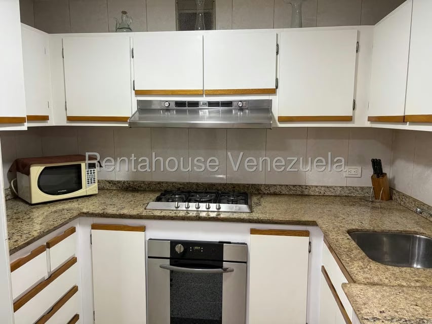 Apartamento (1 Nivel) en Alquiler en Los Chorros, Distrito Metropolitano - 3